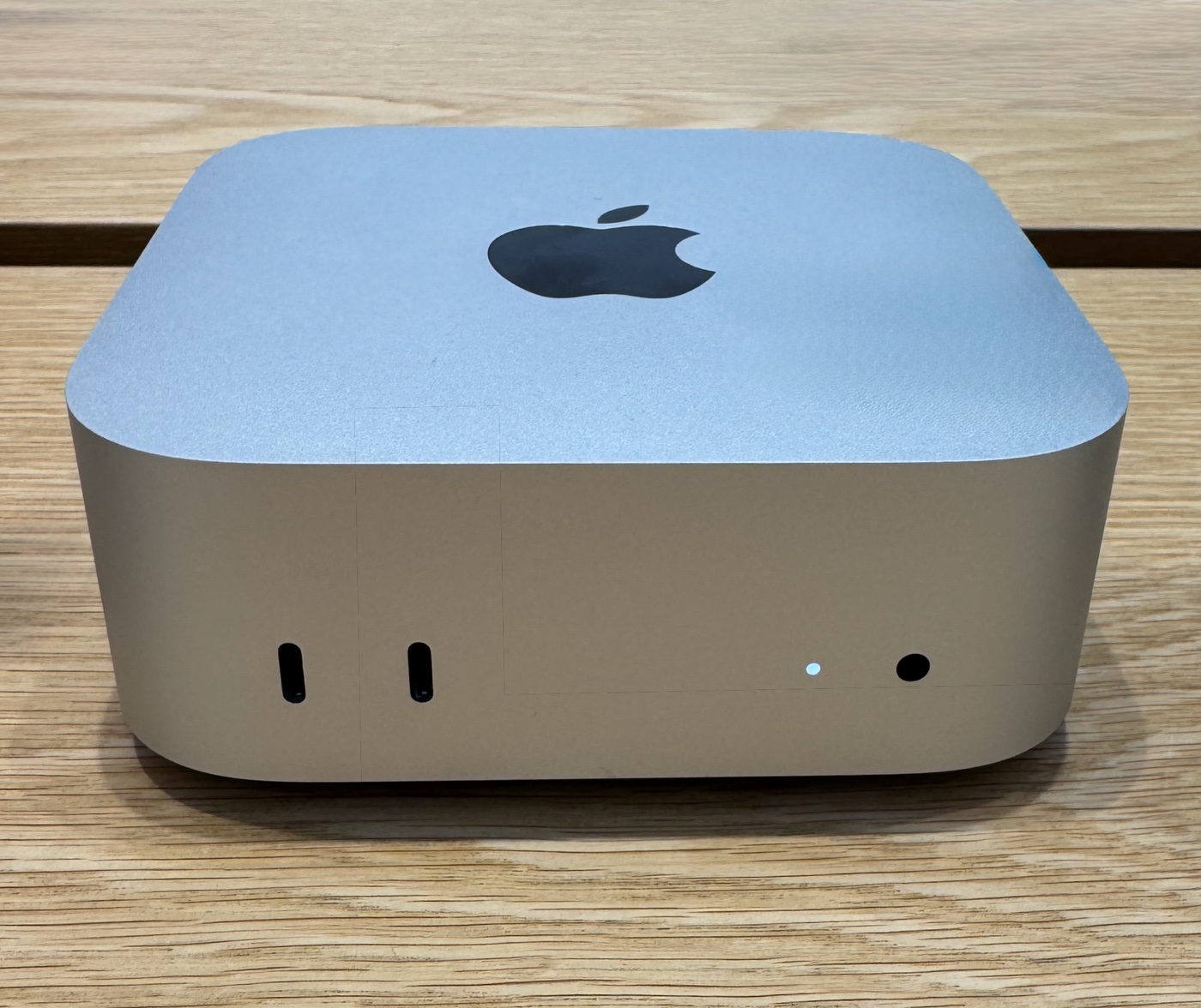 Apple Mac mini M4 (2024) · 12.7 cm × 12.7 cm × 5 cm desktop chassis with unified memory architecture and ~10W idle